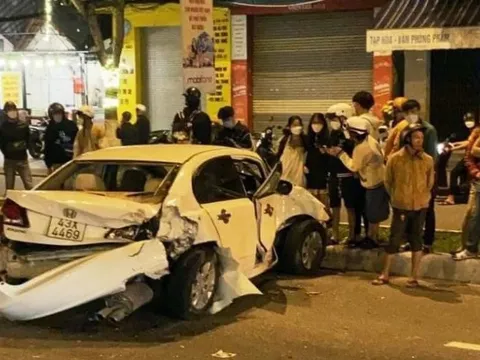 Đằng sau những bức ảnh TNGT: Honda Civic biến dạng sau cú đâm của Ford Everest