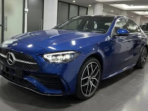 Chiếc Mercedes-Benz C 300 nhập khẩu này mất giá 25 triệu đồng/km lăn bánh: Màu sơn hiếm, có trang bị hơn xe chính hãng