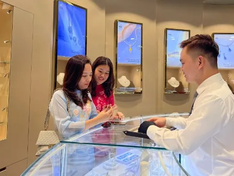 Thị trường trang sức sôi động trước Valentine