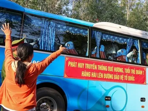 Thanh niên TP.HCM bịn rịn chia tay người thân lên đường nhập ngũ