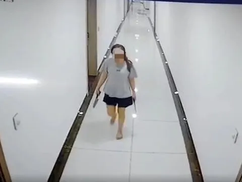 Người phụ nữ có nhiều biểu hiện lạ, cầm dao đe dọa cư dân được đưa đi khám tâm thần