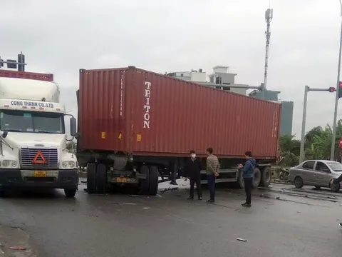 Đằng sau những bức ảnh TNGT: Không làm chủ tốc độ, công-ten-nơ đâm Toyota Innova bẹp toàn bộ phần sau