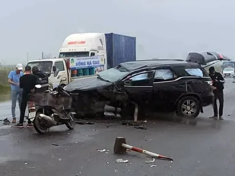 Đằng sau những bức ảnh TNGT: Va chạm tốc độ cao, Toyota Fortuner nổ toàn bộ túi khí