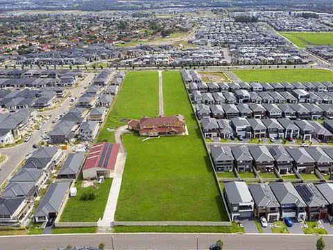 Ngôi nhà nằm lọt thỏm giữa khu đất 20.000m2 không chịu 'phân lô' dù được mua với giá hàng chục triệu USD: Được bao quanh bởi khu đô thị, giá tăng gần 10 lần sau 10 năm