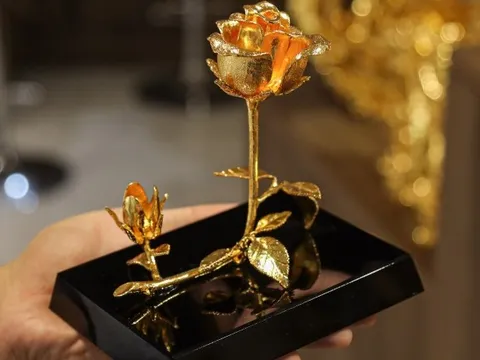 Quà Valentine độc lạ: Hoa hồng mạ vàng giá vài triệu đồng