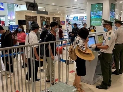 Hai nữ hành khách ngang nhiên trộm đồ tại sân bay