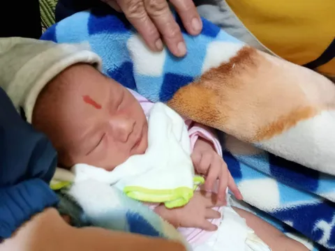 Phát hiện bé gái hơn 1 ngày tuổi bị bỏ rơi bên lề đường