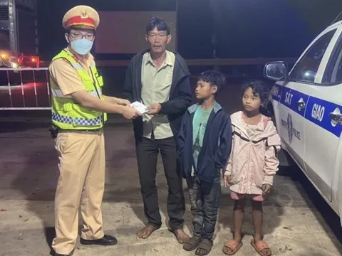 Người đàn ông và hai con đi bộ từ Đắk Nông về Trà Vinh được CSGT giúp đỡ