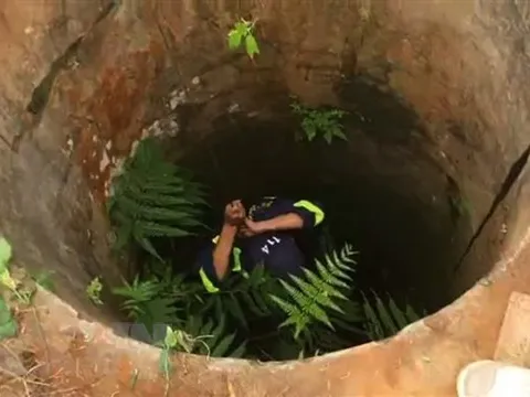 Người đàn ông rơi xuống giếng sâu 25 m, đường kính 50 cm được cứu sống