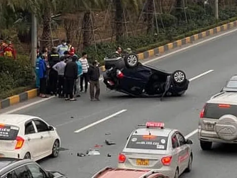 Đằng sau những bức ảnh TNGT: Va chạm với Toyota Corolla Altis, VinFast Fadil lật ngửa giữa đường