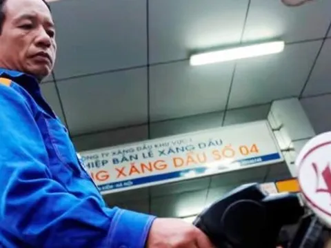 Giá xăng trong nước dự báo khó giảm sâu