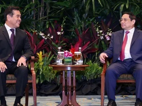 Thủ tướng tiếp nhà đầu tư Singapore: Tạo việc làm trước khi phát triển bất động sản