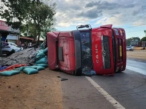 Xe đầu kéo bất ngờ mất lái, lật nghiêng trên đường Hồ Chí Minh