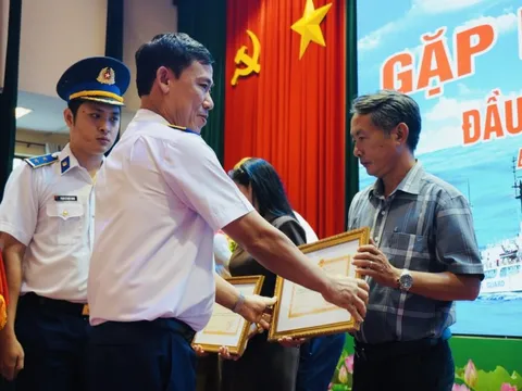 Cảnh sát biển tri ân người làm báo