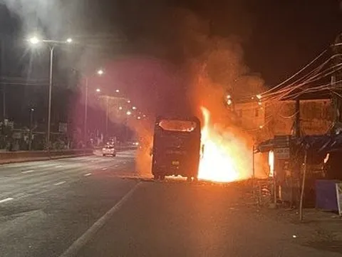 Đồng Nai: Xe giường nằm chở 23 hành khách bất ngờ bốc cháy