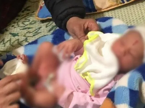 Hà Tĩnh: Thêm một trẻ sơ sinh bị bỏ rơi trên đường làng