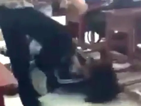 Clip nữ sinh lớp 10 bị đánh đập ở giữa lớp gây bão mạng