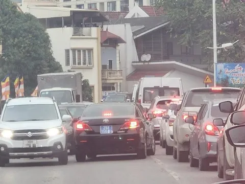 Xe biển xanh lấn làn, vi phạm luật giao thông