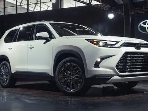 Ra mắt Toyota Grand Highlander 2023: Chuẩn ao ước của gia đình với hàng 3 siêu rộng, cốp vừa 7 vali