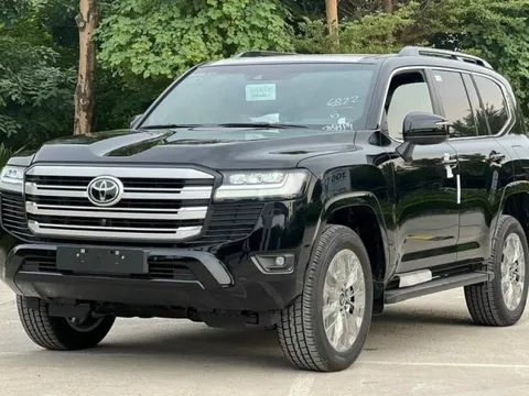 Toyota Land Cruiser tăng giá lần 3, thêm 90 triệu lên gần 4,3 tỷ đồng, nhiều người vẫn 'khen rẻ' vì chưa bằng giá tại đại lý