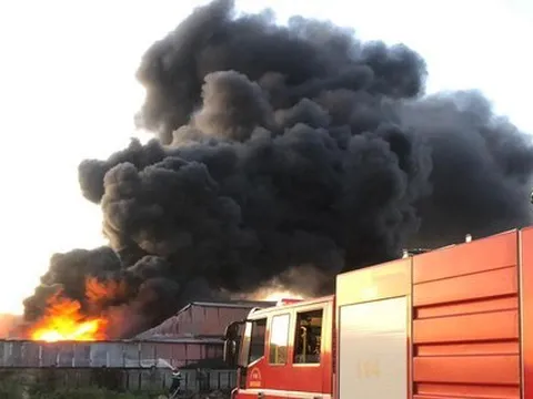 Nhà máy sản xuất bao bì ở Quảng Ngãi cháy dữ dội