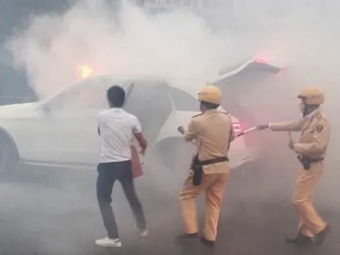 Hà Nội: Ô tô Mercedes đang đi bốc cháy ngùn ngụt