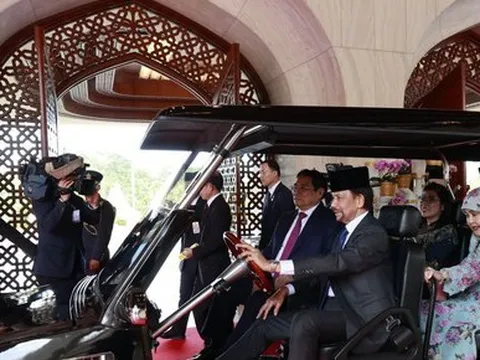 Quốc vương Brunei lái xe điện đưa Thủ tướng và Phu nhân trong hoàng cung