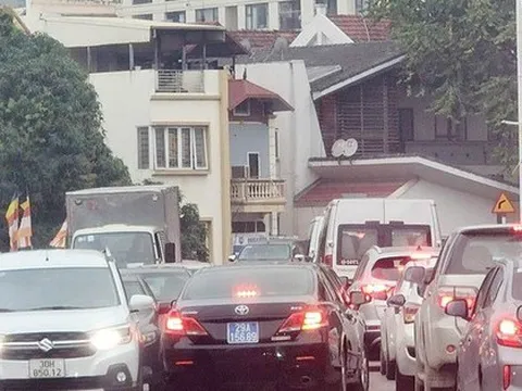 Văn phòng Thành uỷ Hà Nội thông tin xe biển xanh lấn đường, vi phạm luật giao thông