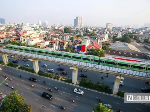 Tàu Cát Linh - Hà Đông gặp sự cố, dừng đột ngột giữa đường