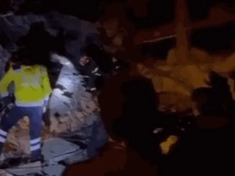 CLIP: Đoàn cứu nạn của Bộ Công an đang tìm 15 người bị vùi lấp ở Thổ Nhĩ Kỳ