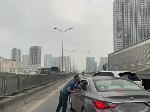 Xác minh tài xế xe sang Porsche chặn đầu, nhổ nước bọt vào xe khác