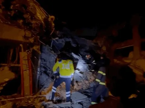 Đoàn Việt Nam phối hợp giải cứu thiếu niên 14 tuổi dưới đống đổ nát ở Thổ Nhĩ Kỳ