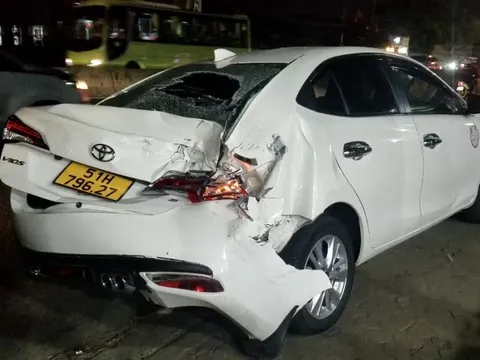 Tai nạn liên hoàn ở TP HCM giữa 4 ôtô và 1 xe máy