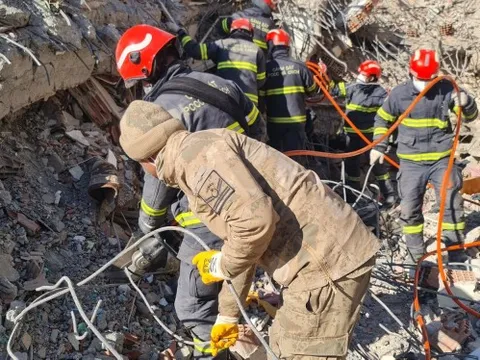 Đoàn cứu hộ Việt Nam gặp dư chấn khi đang cứu hộ xuyên đêm tại Thổ Nhĩ Kỳ