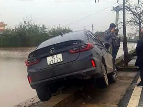 Đằng sau những bức ảnh TNGT: Lỡ chân ga khi lùi, tài xế xuýt đưa Honda City xuống ao