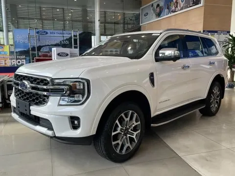 Ford Everest bán hơn gấp đôi Santa Fe, một mình gần bằng cả phân khúc SUV cỡ trung tại Việt Nam gộp lại