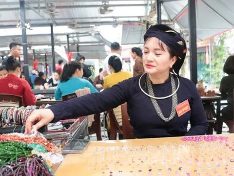 Ghé chợ đá quý ở miền quê Yên Bái, có viên lên đến cả tỷ đồng