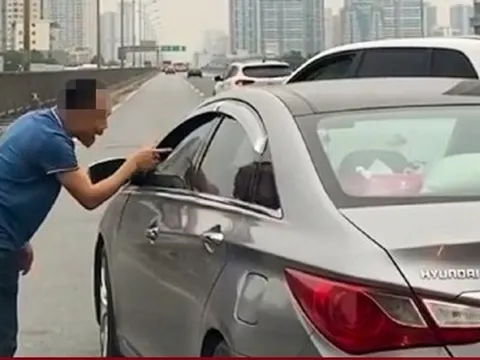 Tài xế xe sang chặn đầu xe khác, chửi bới trên đường vành đai 3 trên cao