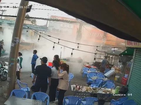 CLIP: Xe chở pin điện thoại bốc cháy trên đường phố TP Thủ Đức