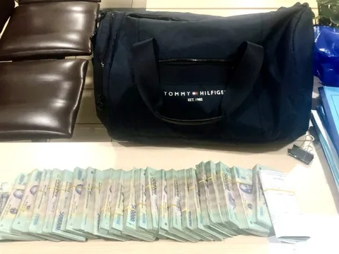 Khách bỏ quên túi xách hàng hiệu đựng 1,2 tỉ đồng cạnh băng chuyền hành lý