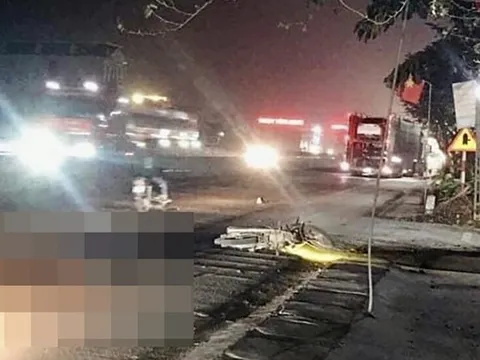Bị xe ôtô đầu kéo cán qua, người phụ nữ đi xe máy tử vong