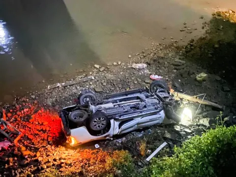 Xe bán tải tông đổ lan can cầu, lao xuống sông khiến 3 người thương vong