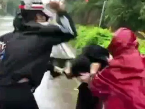 CLIP: 2 nữ sinh lớp 12 tham gia đánh "hội đồng" một phụ nữ nhập viện