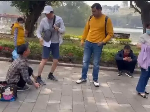 Người đàn ông chèo kéo, tự ý gắn keo vào giày du khách ở hồ Gươm