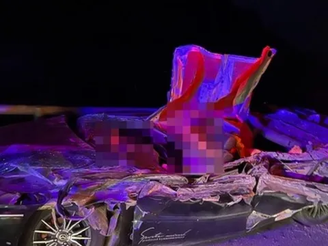 NÓNG: Xe tải lật, đè xe con, 2 người tử vong trong xe