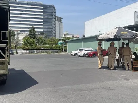 Công an đang khám xét 1 địa điểm đăng kiểm ở TP HCM