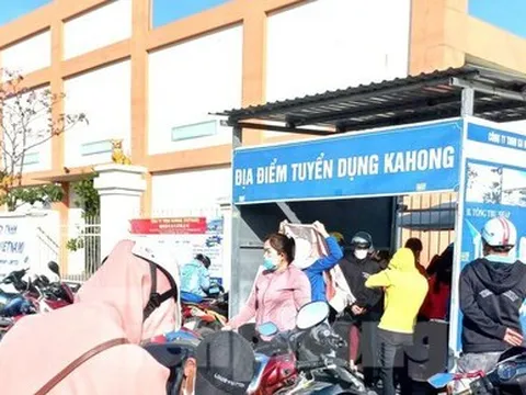 Công nhân xếp hàng xin việc, lương từ 6-12 triệu đồng/tháng