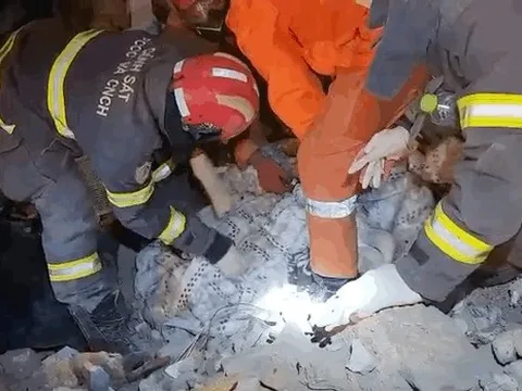 CLIP: Đoàn cứu hộ Việt Nam đưa các thi thể ra khỏi đống đổ nát ở Thổ Nhĩ Kỳ