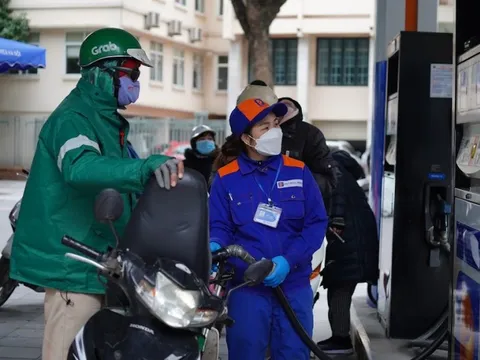 Giá xăng tăng, giá dầu giảm mạnh