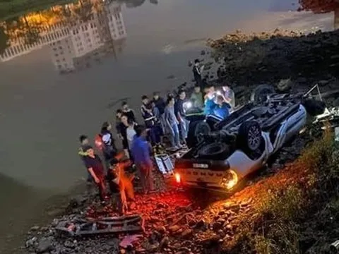 Xe bán tải rơi xuống sông ở Quảng Ninh khiến 2 người tử vong